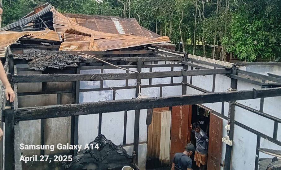 বড়লেখায় প্রবাসীর বাড়িতে ভ য়া বহ অ গ্নি কা ণ্ড