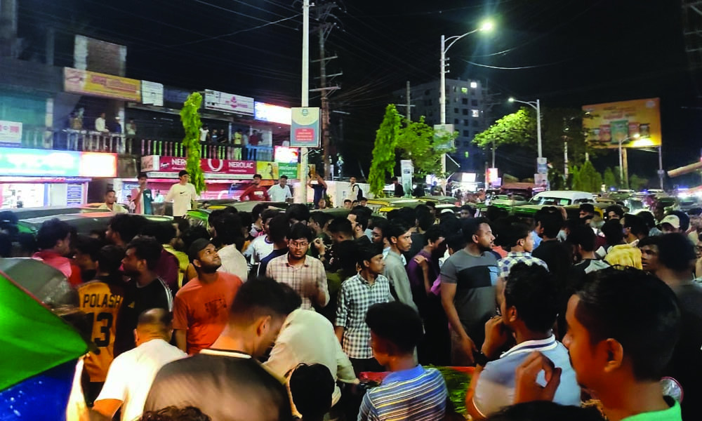 শাহজালাল বিশ্ববিদ্যালয়ের শিক্ষককে মারধর, প্রতিবাদে শিক্ষার্থীদের সড়ক অবরোধ : আটক ১