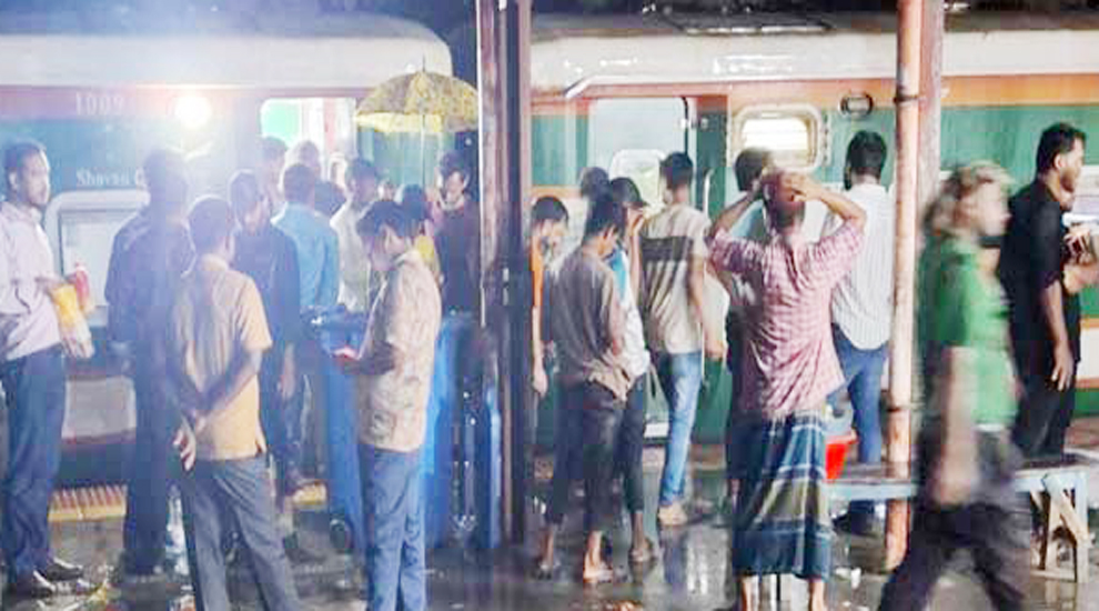 টর্চ জ্বালিয়ে ১০ কিলোমিটার চলল পারাবত!