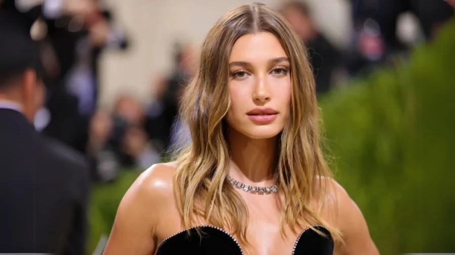 ১২ হাজার ২০০ কোটি টাকায় বিক্রি হল হেইলি বিবারের ‘মেকআপ ব্র্যান্ড’