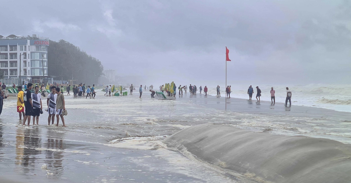 আঘাত হানতে শুরু করেছে গভীর নিম্নচাপ, ঘূর্ণিঝড়ের সবশেষ অবস্থা