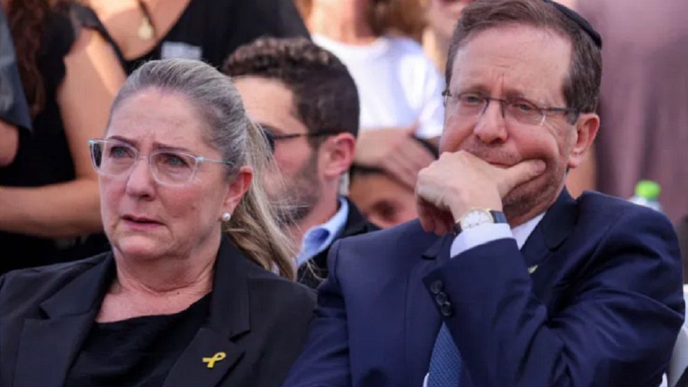 খেলা ছেড়ে স্ত্রীকে নিয়ে পালালেন ইসরাইলি প্রেসিডেন্ট