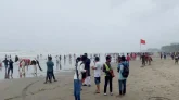 দুর্যোগ পরিস্থিতি দেখতে সৈকতে পর্যটক ও উৎসুক জনতার ভিড়