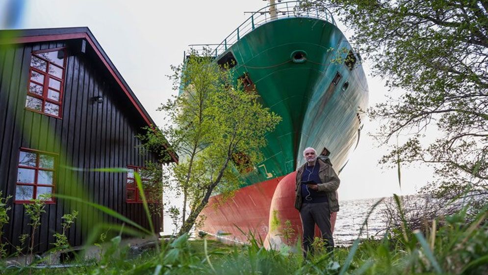 ঘুম ভাঙতেই উঠোনে দেখা গেল বিশাল এক জাহাজ!