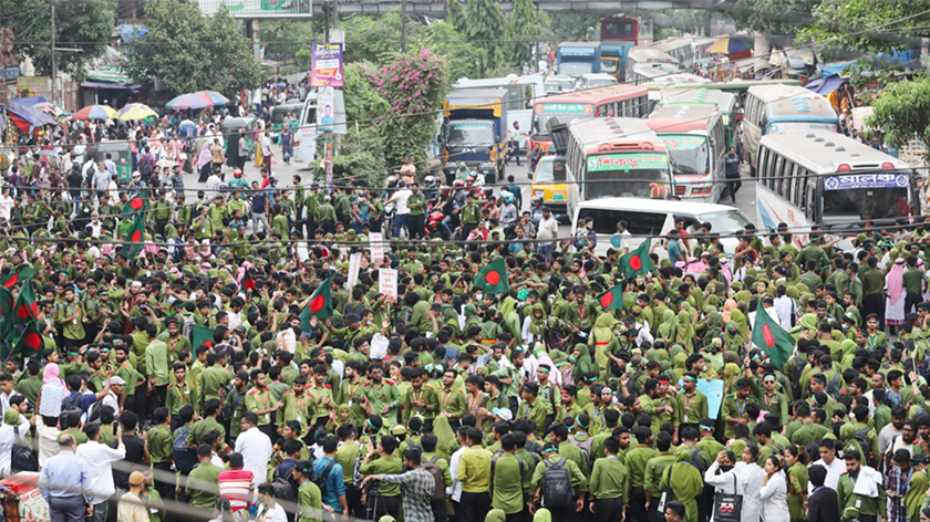 নার্সিং শিক্ষার্থীদের শাহবাগ অবরোধ, যানজটে দুর্ভোগ
