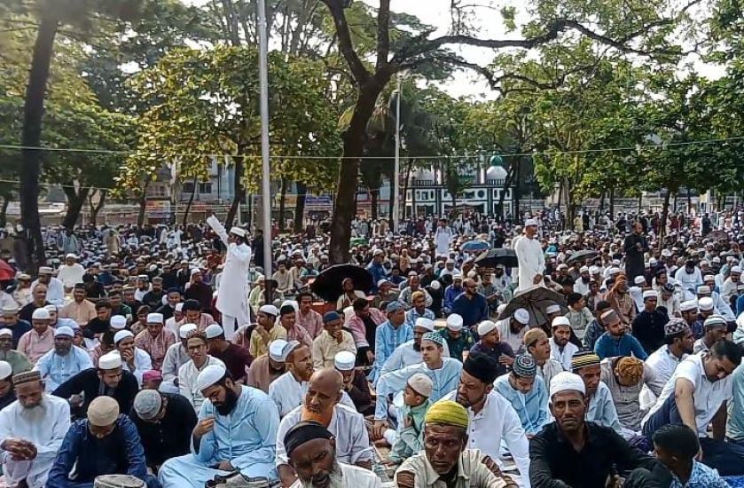 সিলেটে ঈদগাহে মুসল্লিদের ঢল : বিশ্ব শান্তি কামনায় দোয়া