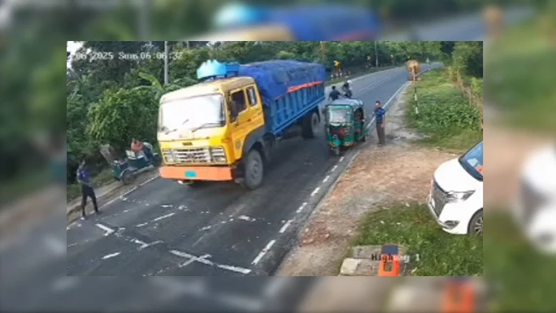 চেকপোস্টে চলন্ত মোটরসাইকেলে পুলিশের ধাক্কা, পা হারালেন কনস্টেবল