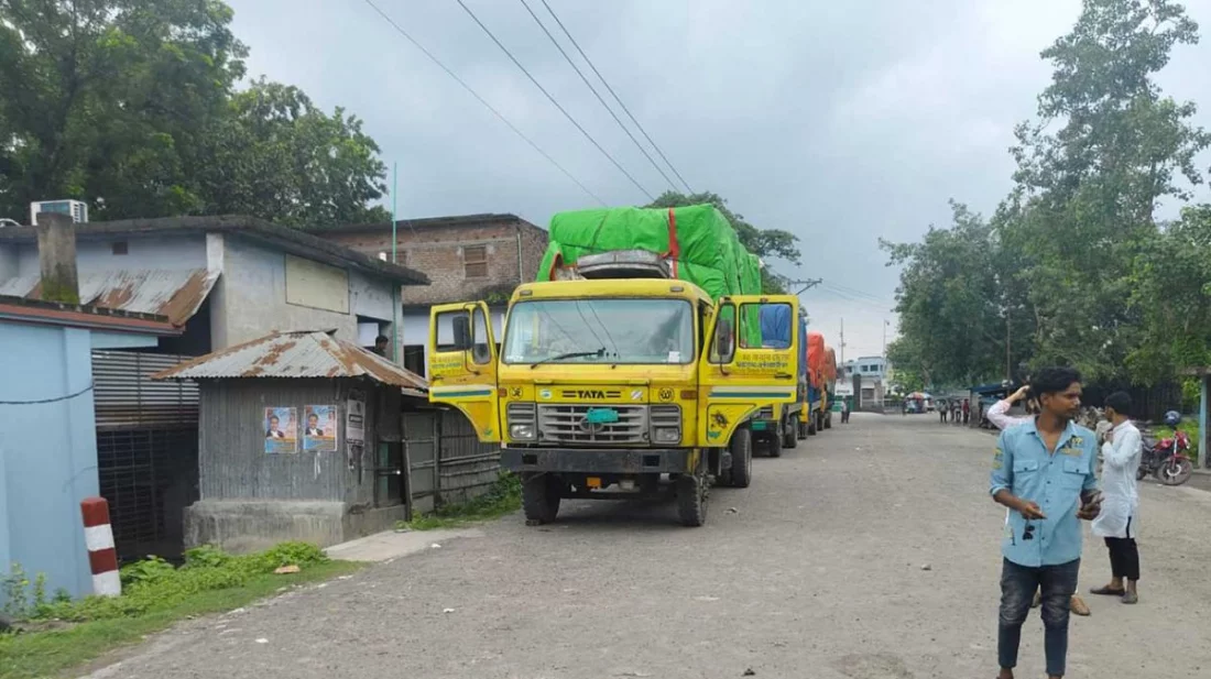সোনামসজিদ স্থলবন্দরে ‘কমপ্লিট শাটডাউন’-এ আমদানি-রপ্তানি বন্ধ, অপেক্ষায় ৩০০ গাড়ি