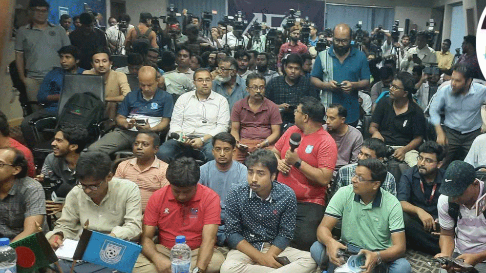 সাংবাদিকদের ভিড় দেখে অবাক অধিনায়ক