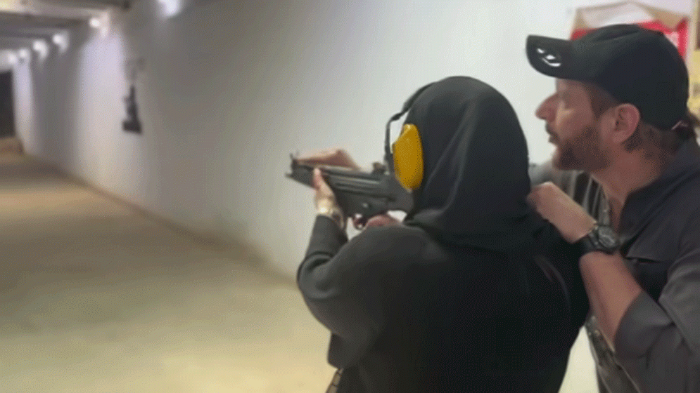 স্ত্রীকে বন্দুক চালানো শেখাচ্ছেন আফ্রিদি