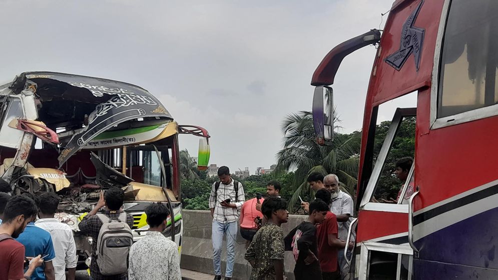 মুখোমুখি সংঘর্ষে . কেটে বের করতে হলো চালককে
