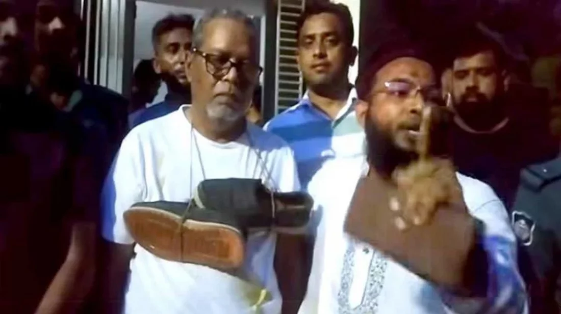 সাবেক সিইসি নুরুল হুদাকে ‘জুতার মালা’ দিয়ে পুলিশে সোপর্দ