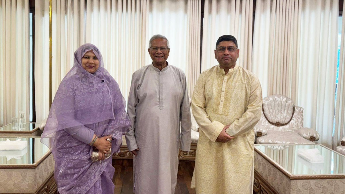 প্রধান উপদেষ্টার সঙ্গে সস্ত্রীক সেনাপ্রধানের ঈদ শুভেচ্ছা বিনিময়