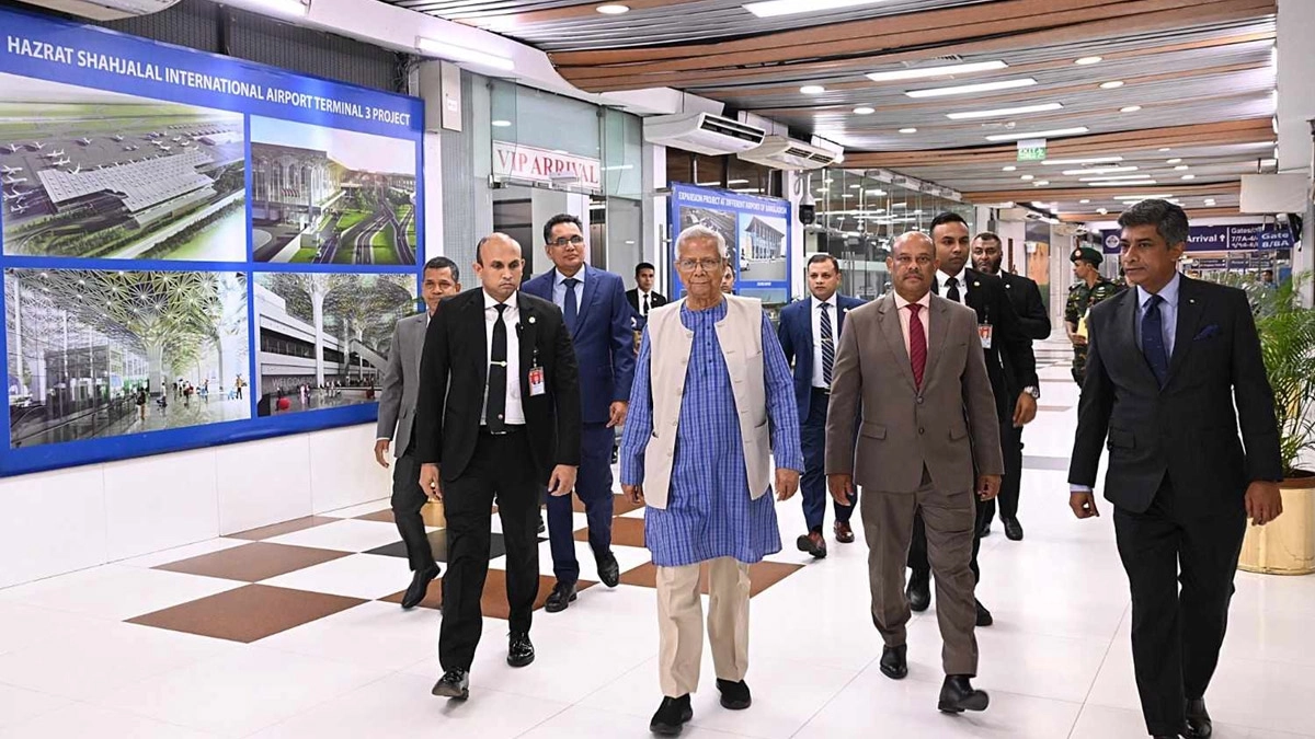 যুক্তরাজ্যের উদ্দেশে দেশ ছাড়লেন প্রধান উপদেষ্টা