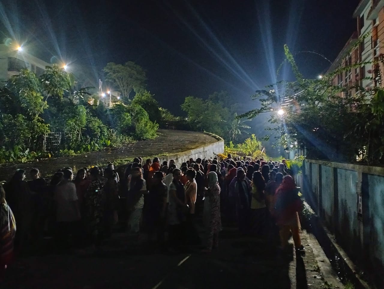 সিকৃবিতে মধ্যরাতে নারী শিক্ষার্থীদের আন্দোলন : প্রসাশনের আশ্বাস