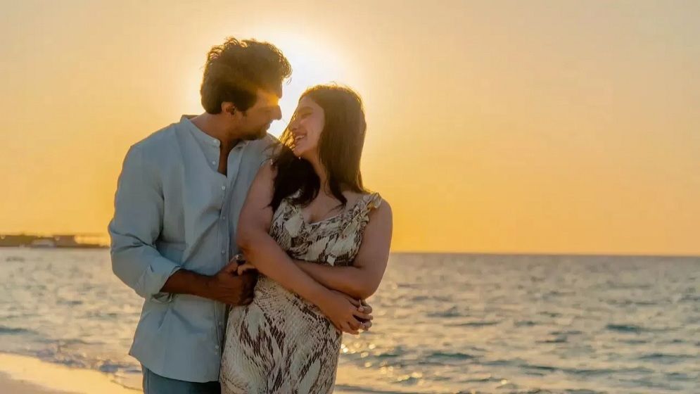 প্রেমিকার হাত ধরে কলকাতা ছাড়ছেন দেব, যা বললেন অভিনেতা