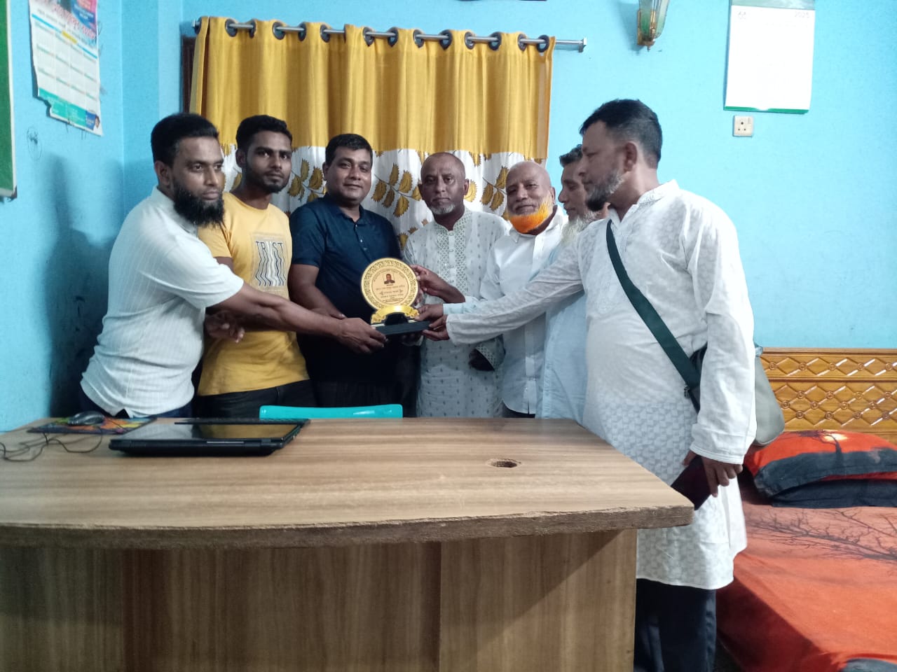 বদরুর রহমান বাবর এর পক্ষ থেকে জগন্নাথপুর সোসাইটি বালুচর এর নবগঠিত কমিটির আহবায়ক কে ক্রেস্ট প্রদান