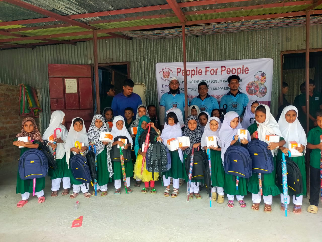 People for People বাঙালী কমিউনিটি কর্তৃক ছাত্রছাত্রীদের মধ্যে শিক্ষা সামগ্রী বিতরণ