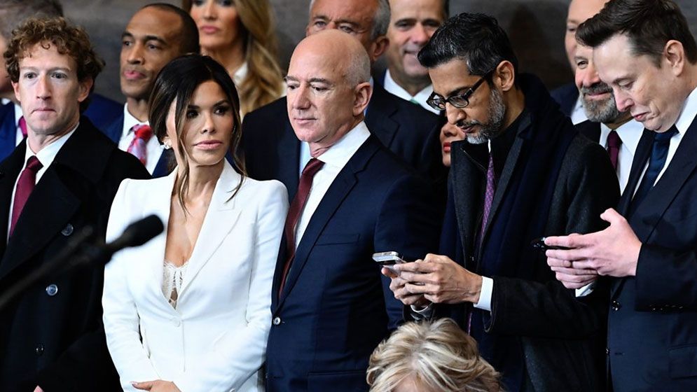 ওভাল অফিস থেকে জাকারবার্গকে ‘বের করে দেওয়া’ নিয়ে বিতর্ক