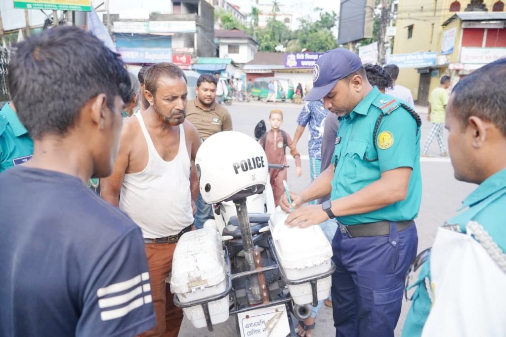 সিলেটে অবৈধ যানবাহনের বিরুদ্ধে পুলিশের অভিযান চলমান