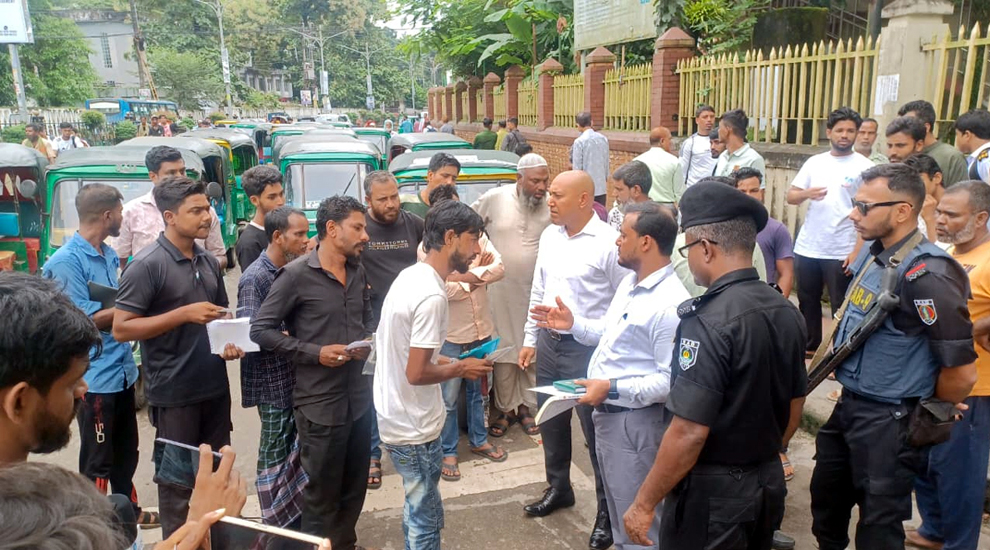 সিলেটের রাস্তায় প্রশাসনের অভিযান, জরিমানা