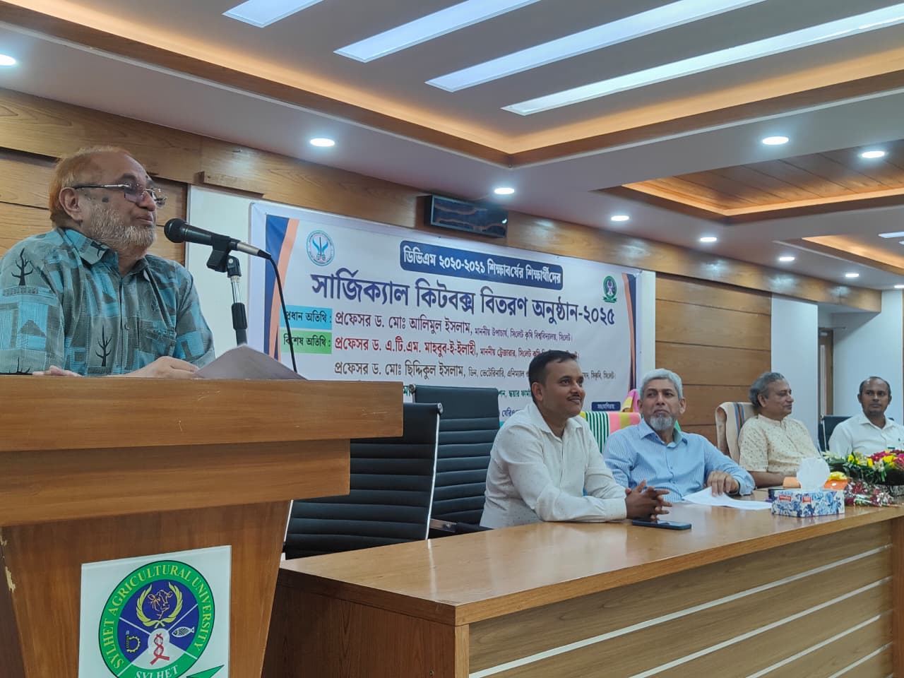 সিকৃবিতে ভেটেরিনারি অনুষদেরশিক্ষার্থীদের মাঝে সার্জিক্যাল কিট বক্স বিতরণ