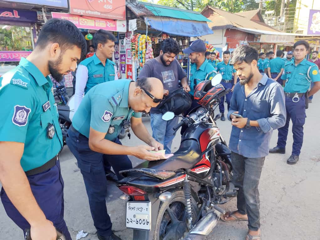 সিলেটে অবৈধ যানবাহনের বিরুদ্ধে পুলিশের অভিযান চলমান