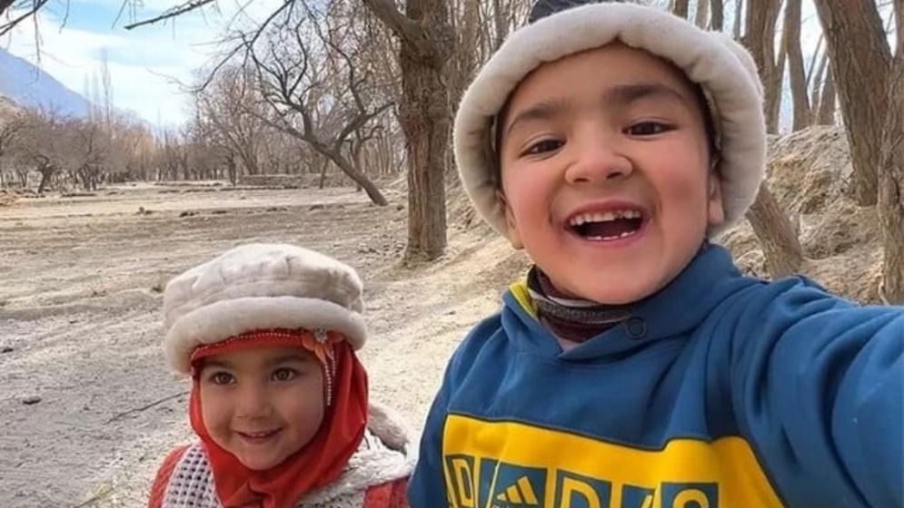 নিজেদের উপার্জনে দুর্গম গ্রামে আধুনিক স্কুল করল পাকিস্তানের দুই শিশু!