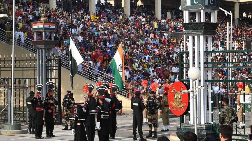 ভারত-পাকিস্তান দ্বন্দ্বে আটকে পড়া দুই বোন