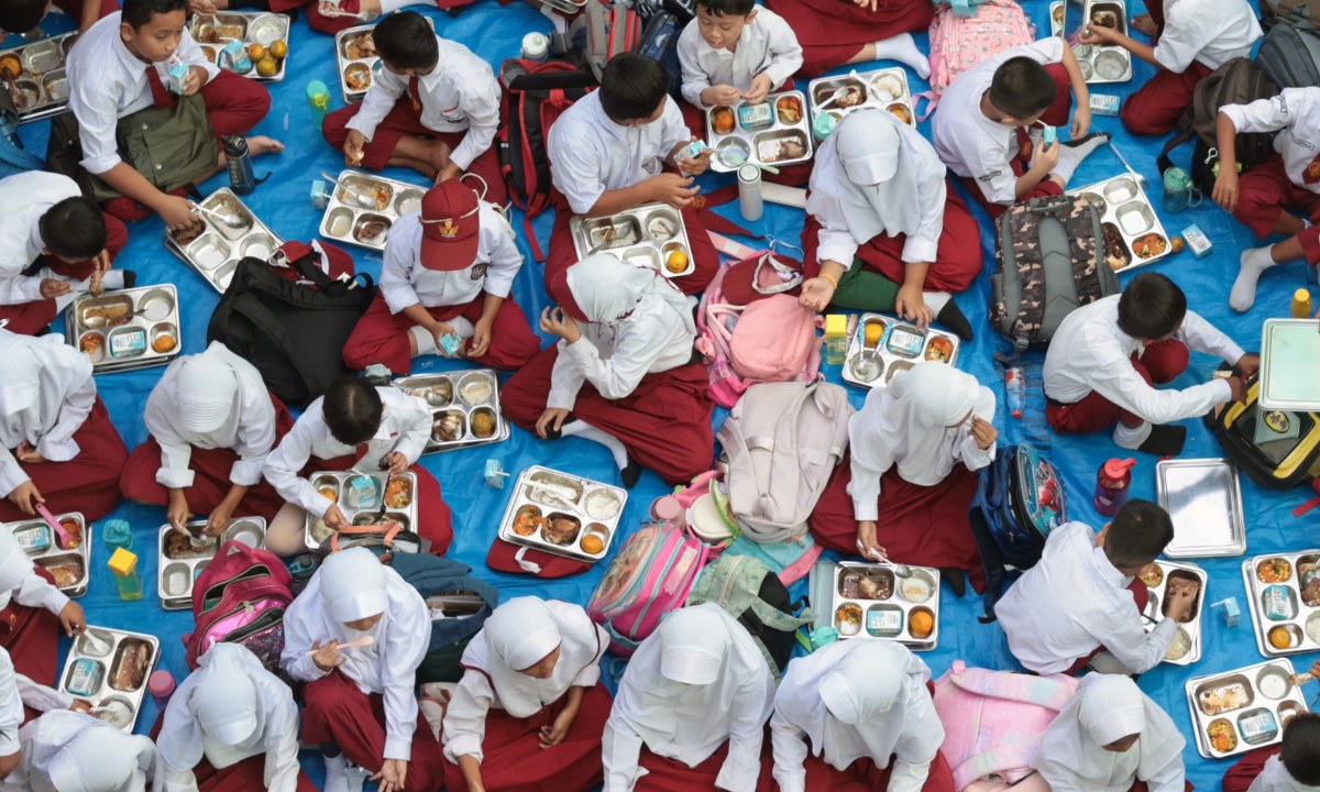 ইন্দোনেশিয়ায় বিনামূল্যের খাবার খেয়ে অসুস্থ হাজারো শিক্ষার্থী