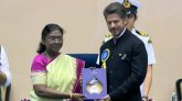 আক্ষেপ ঘুচল শাহরুখের, ছুঁয়ে দেখলেন জাতীয় পুরস্কার