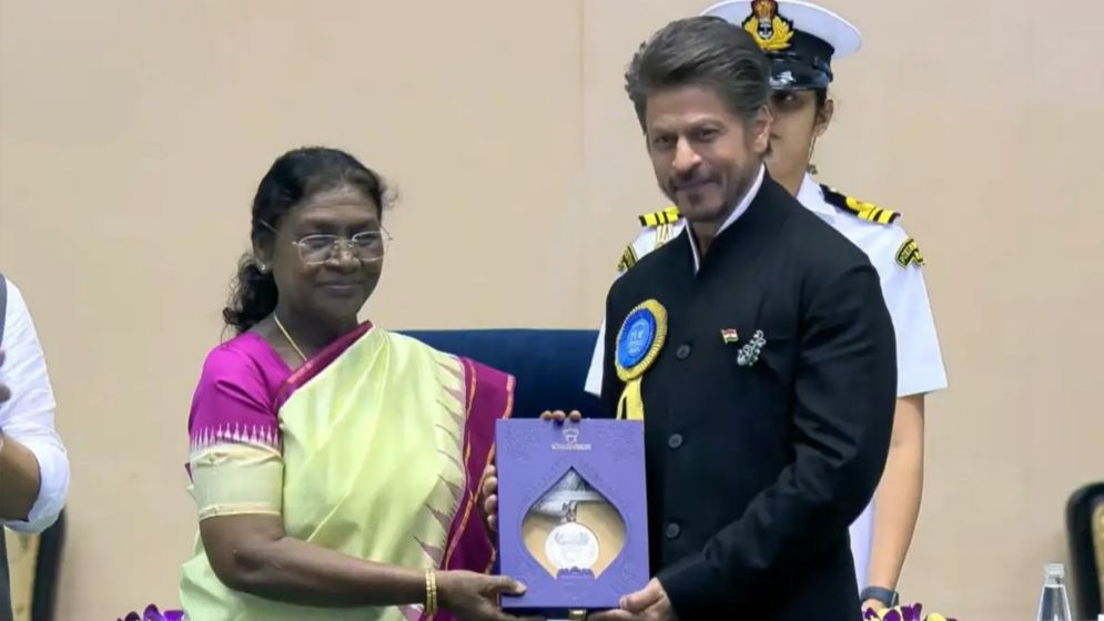 আক্ষেপ ঘুচল শাহরুখের, ছুঁয়ে দেখলেন জাতীয় পুরস্কার