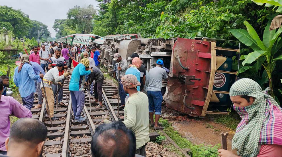 সিলেটে ট্রেন লাইনচ্যুত : যে দুই রেলকর্মীকে সাময়িক বহিস্কার করা হলো