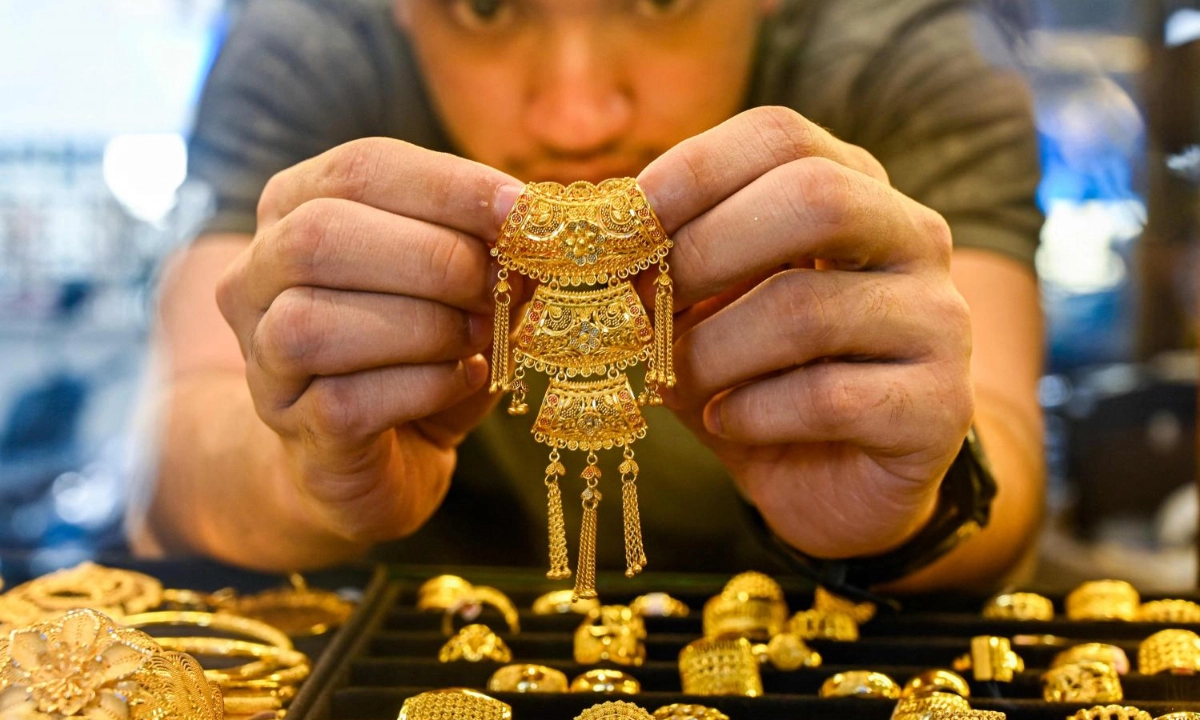 রেকর্ড ছোঁয়ার পর বিশ্ববাজারে স্বর্ণের দামে বড় পতন