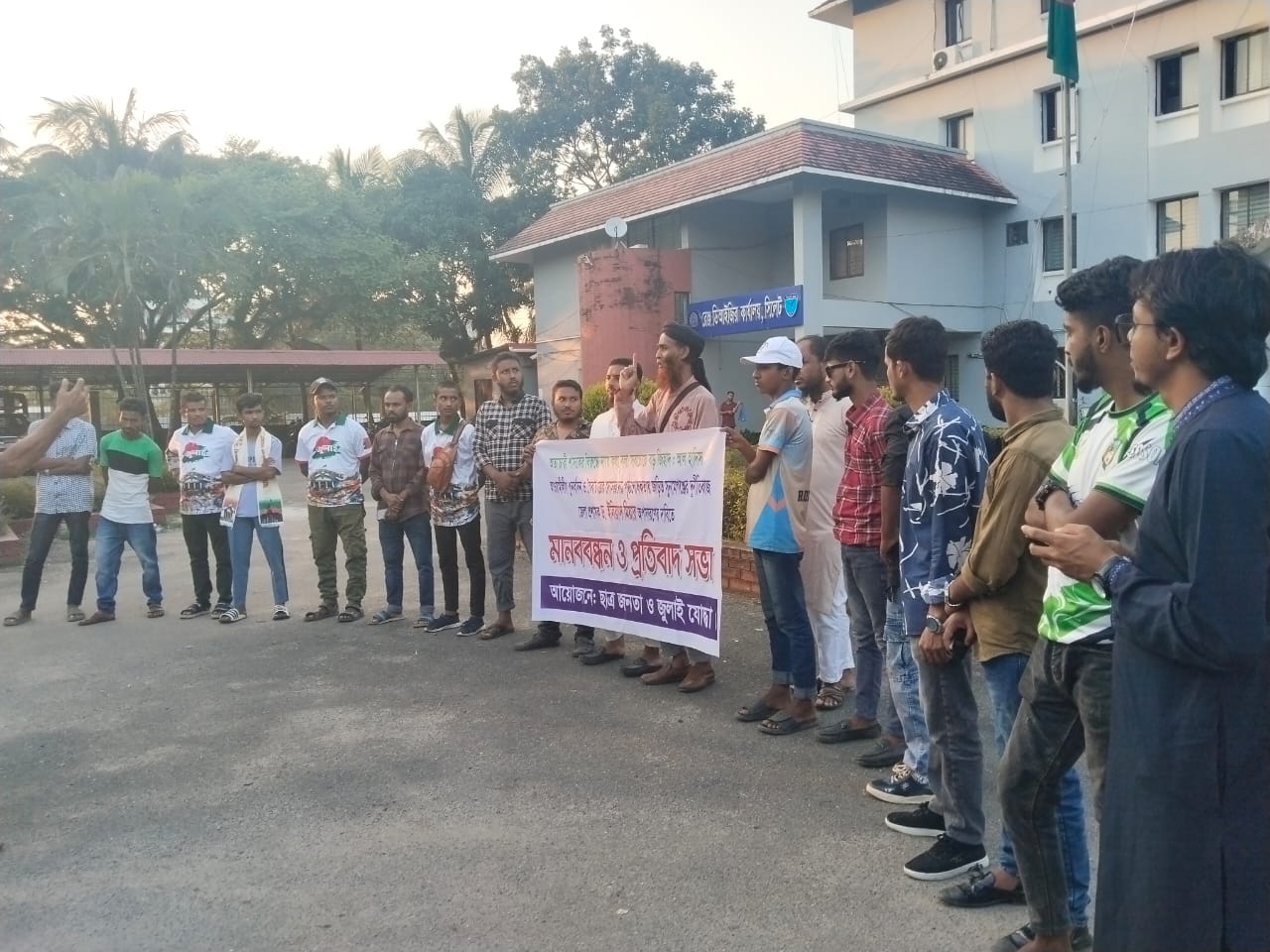 সুনামগঞ্জ জেলা প্রশাসকের অপসারণ দাবীতে সিলেটে মানববন্ধন : জনপ্রশাসন মন্ত্রণালয়ের সচিব বরাবরে স্মারকলিপি প্রদান