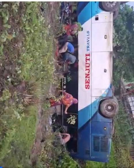 শান্তিগঞ্জে সড়ক দুর্ঘটনায় মা–মেয়ে নিহত, আহত ১০