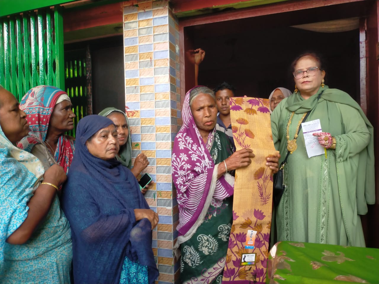 বেগম সেহাদা এর নিজ উদ্যোগে শতাধিক মানুষের মাঝে বস্ত্র ও নগদ অর্থ বিতরণ