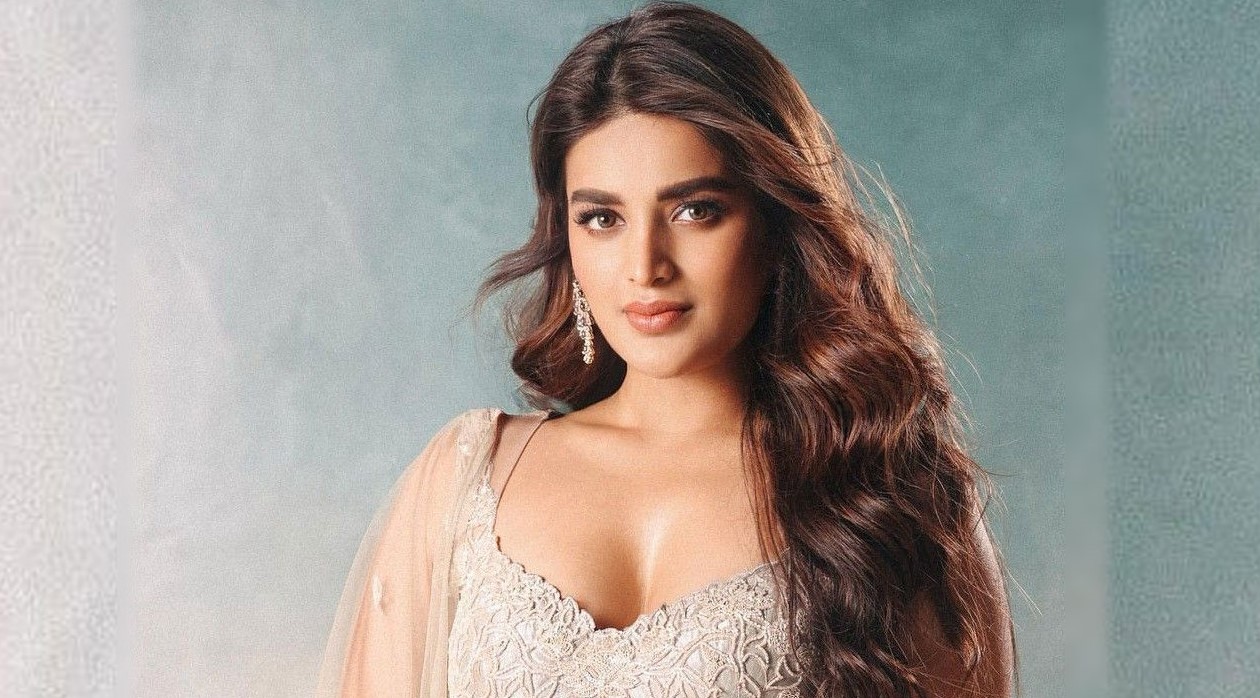 প্রকাশ্যে হেনস্তার শিকার অভিনেত্রী