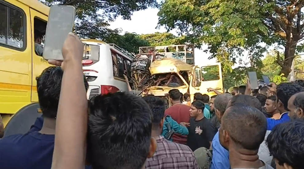 সিলেট বাস-ট্রাকের মুখোমুখী সংঘর্ষ, ব্যাপক ক্ষয়-ক্ষতির শঙ্কা