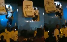 বিমান থেকে যাত্রীদের লাফিয়ে পড়ার ভিডিও ভাইরাল!
