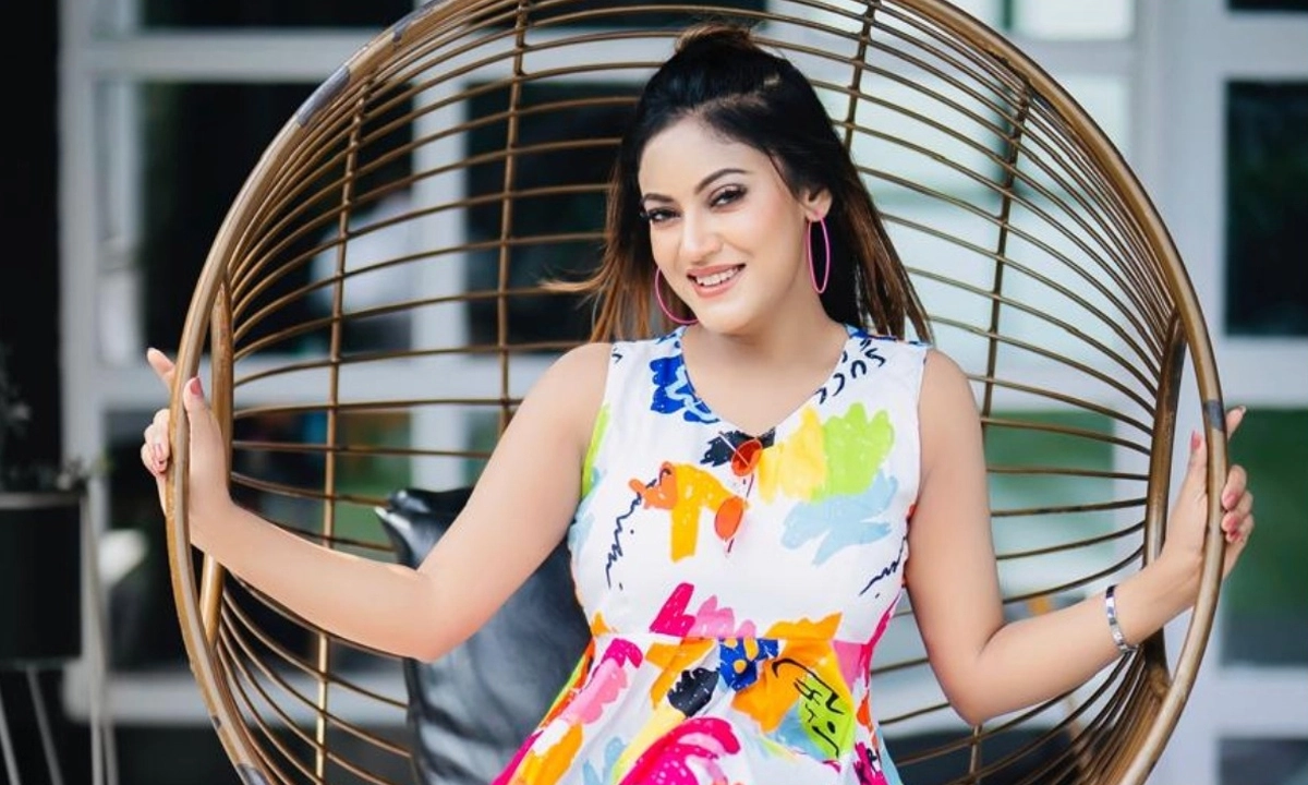 অভিনয় থেকে বিদায় নিচ্ছেন মৌ খান