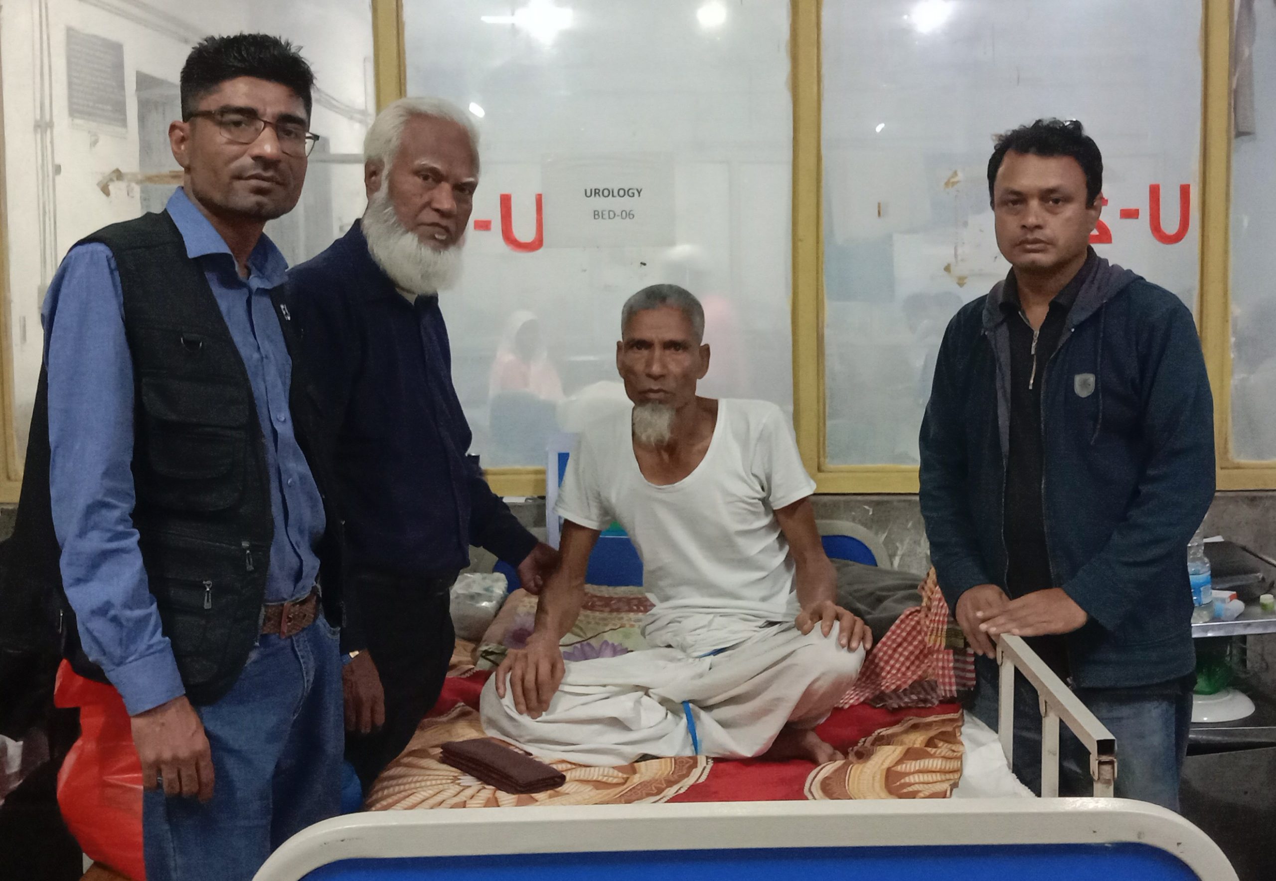 জাগ্রত কন্ঠ’র সম্পাদক এর অসুস্থ পিতা আওলাদ আলী’র শয্যাপাশে সাংবাদিক নেতৃবৃন্দ!