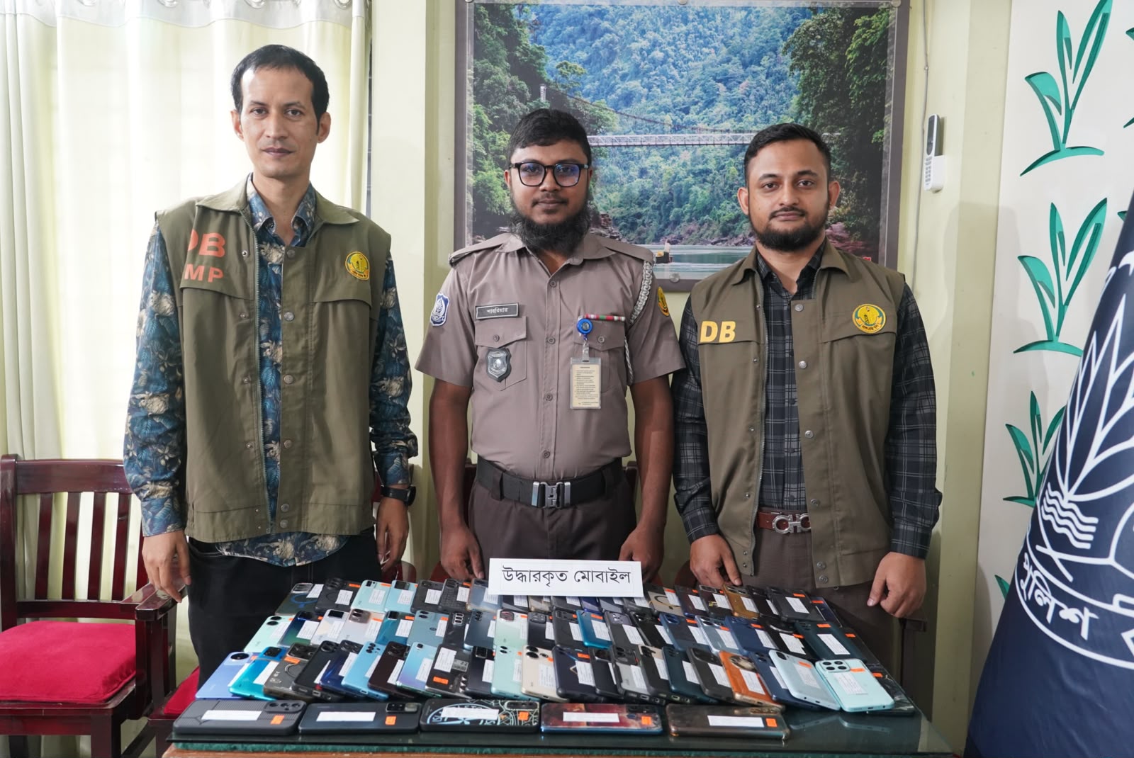 কাষ্টঘর আস্তানায় পাওয়া গেল ২৩ মোবাইল