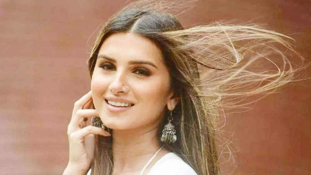 ফটোসাংবাদিকের ওপর বিরক্ত তারা সুতারিয়া, যে পদক্ষেপ নিলেন অভিনেত্রী