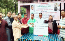 দক্ষিণ সুরমায় অগ্নিকাণ্ডে ক্ষতিগ্রস্ত পরিবারকে বিএনপি নেতা মনসুর আহমদের ৩ লাখ ১৫ হাজার টাকার সহায়তা