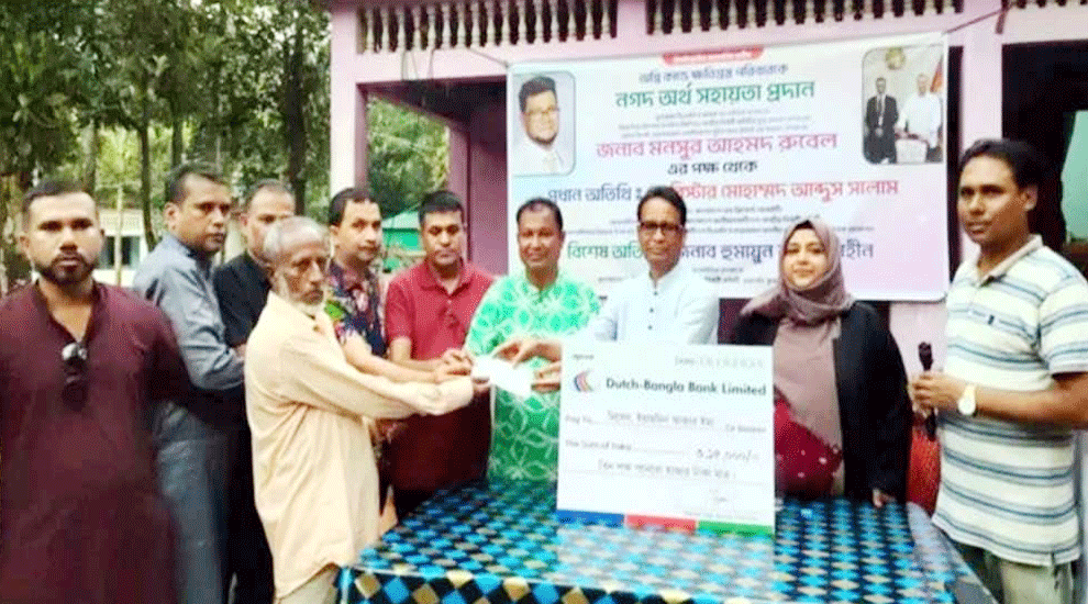 দক্ষিণ সুরমায় অগ্নিকাণ্ডে ক্ষতিগ্রস্ত পরিবারকে বিএনপি নেতা মনসুর আহমদের ৩ লাখ ১৫ হাজার টাকার সহায়তা