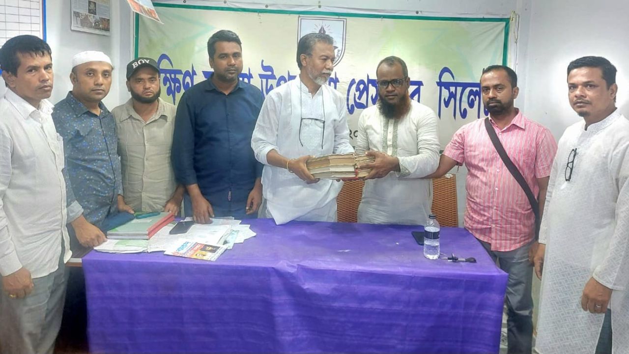 দক্ষিণ সুরমা উপজেলা প্রেসক্লাব পাঠাগারে ১০টি বই উপহার দিল আব্দুল জব্বার স্মৃতি পাঠাগার